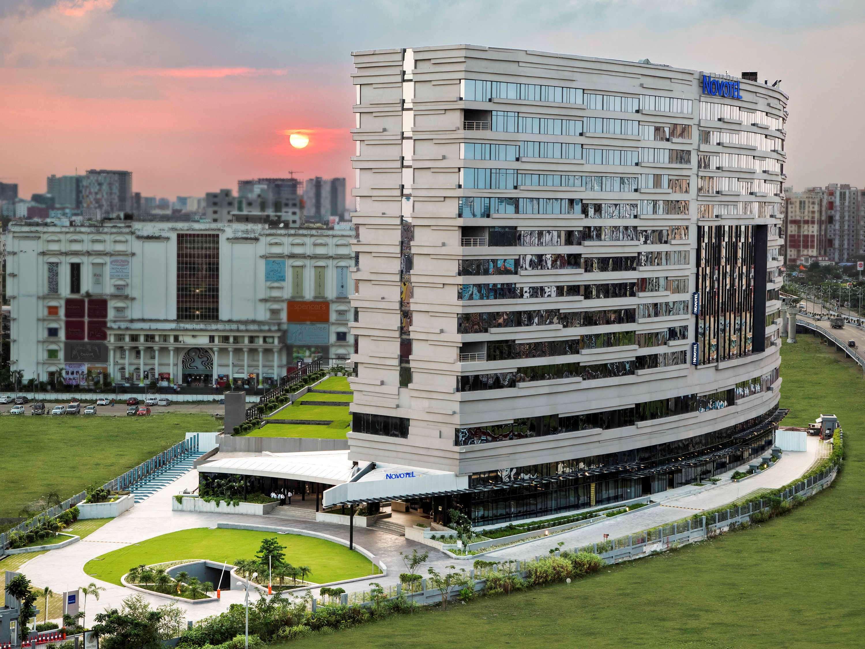 Novotel Kolkata Hotel And Residences Exterior foto The Westin Dhaka
