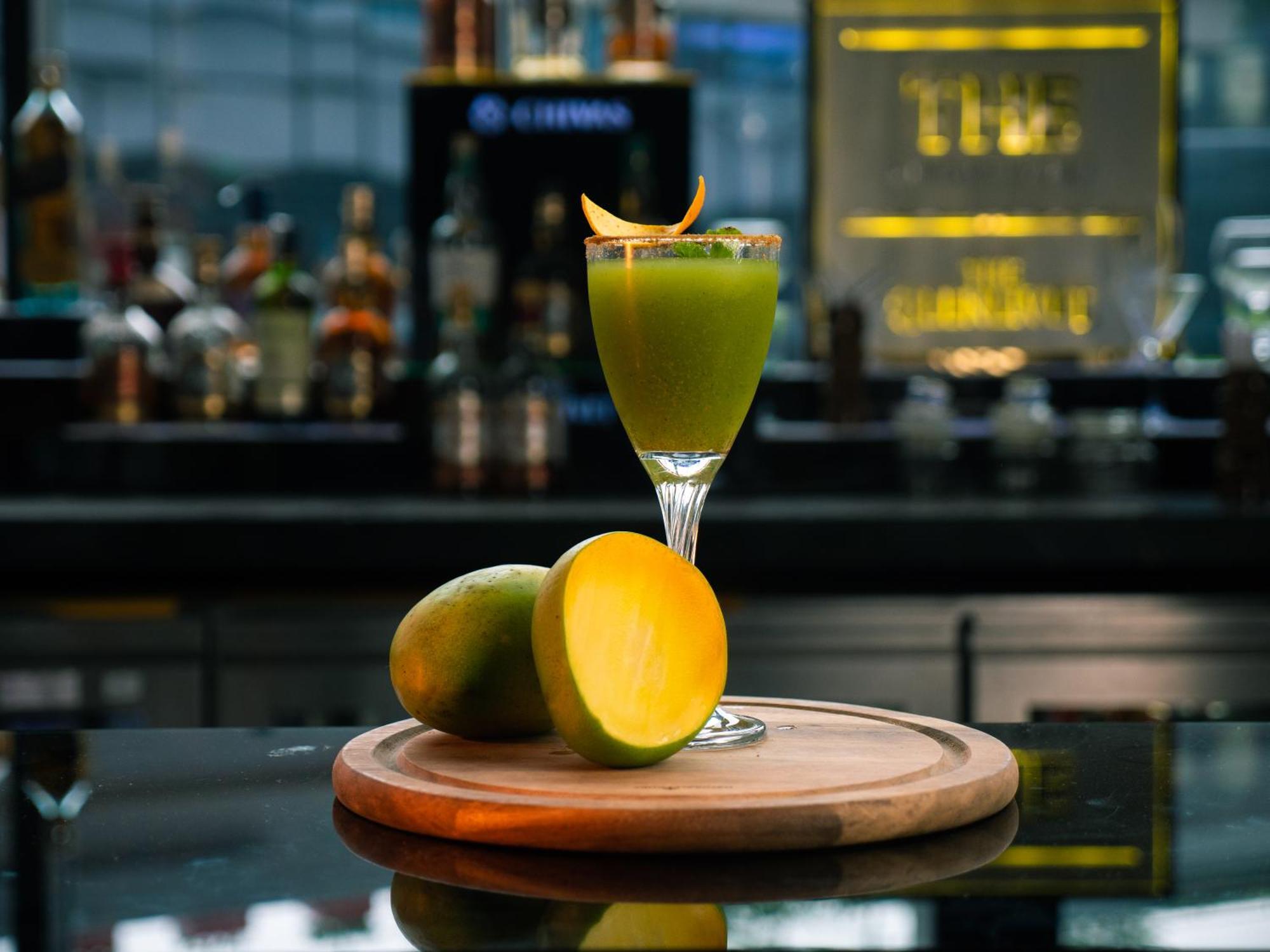 Novotel Kolkata Hotel And Residences Exterior foto A mango smoothie