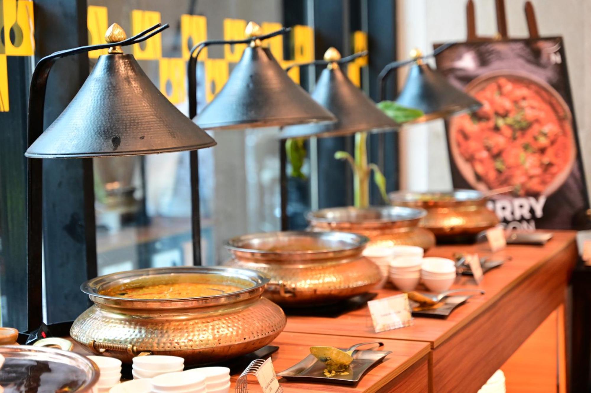 Novotel Kolkata Hotel And Residences Exterior foto A chafing dish