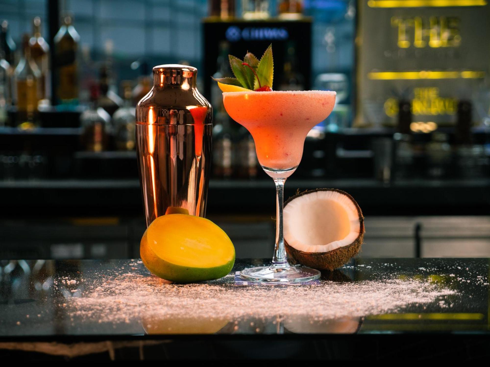 Novotel Kolkata Hotel And Residences Exterior foto A frozen margarita