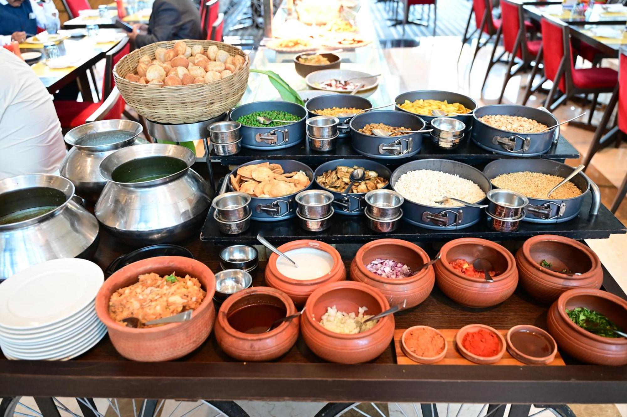 Novotel Kolkata Hotel And Residences Exterior foto Indian cuisine