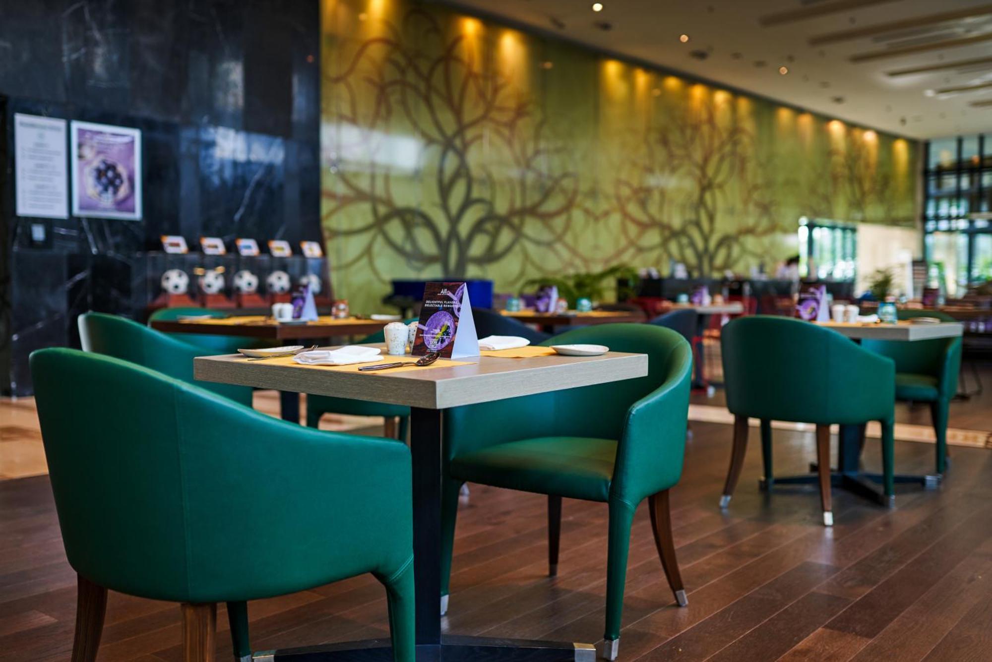 Novotel Kolkata Hotel And Residences Exterior foto The restaurant