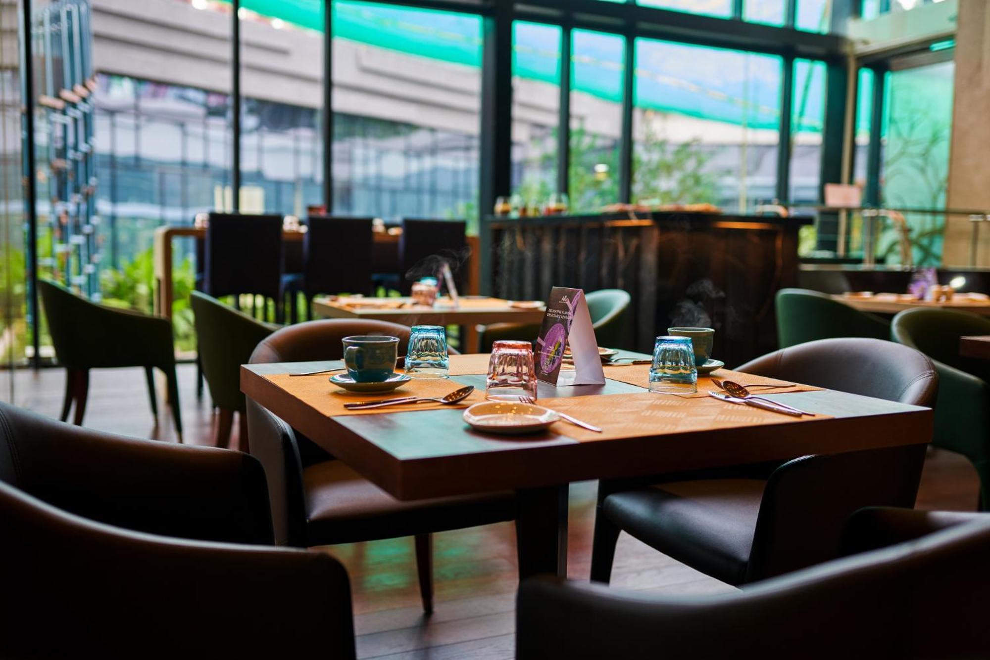 Novotel Kolkata Hotel And Residences Exterior foto The restaurant