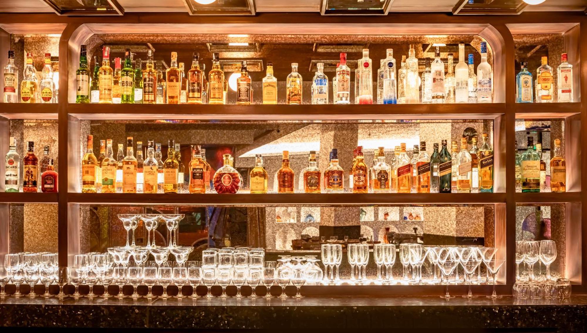 Novotel Kolkata Hotel And Residences Exterior foto A selection of spirits