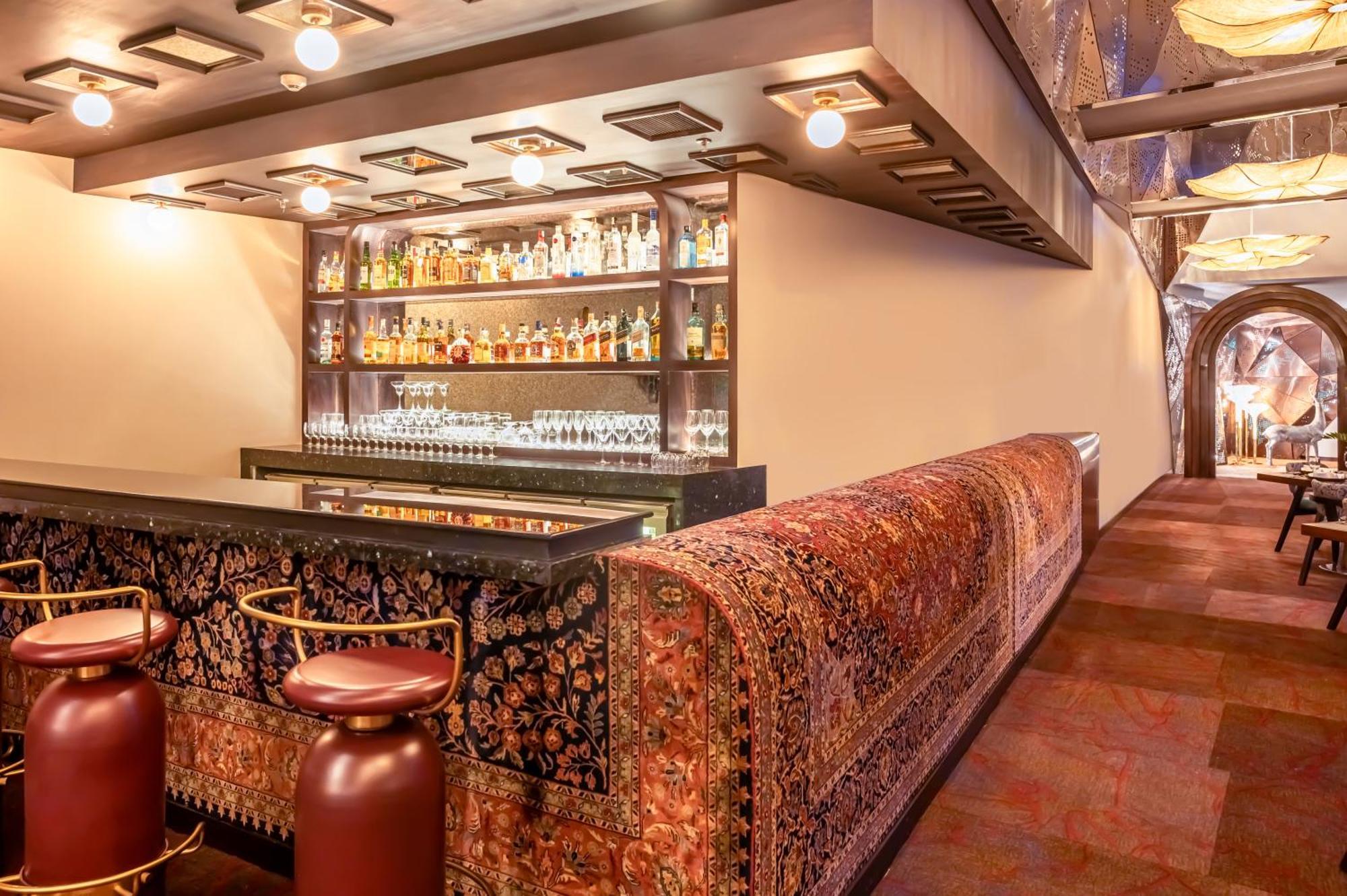 Novotel Kolkata Hotel And Residences Exterior foto The bar at the 1905