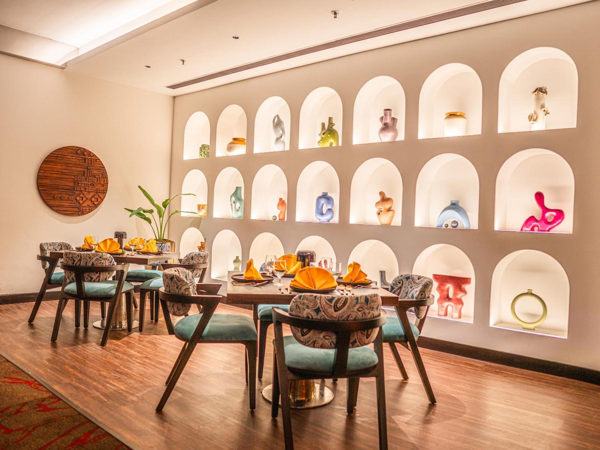 Novotel Kolkata Hotel And Residences Exterior foto The restaurant at the hotel