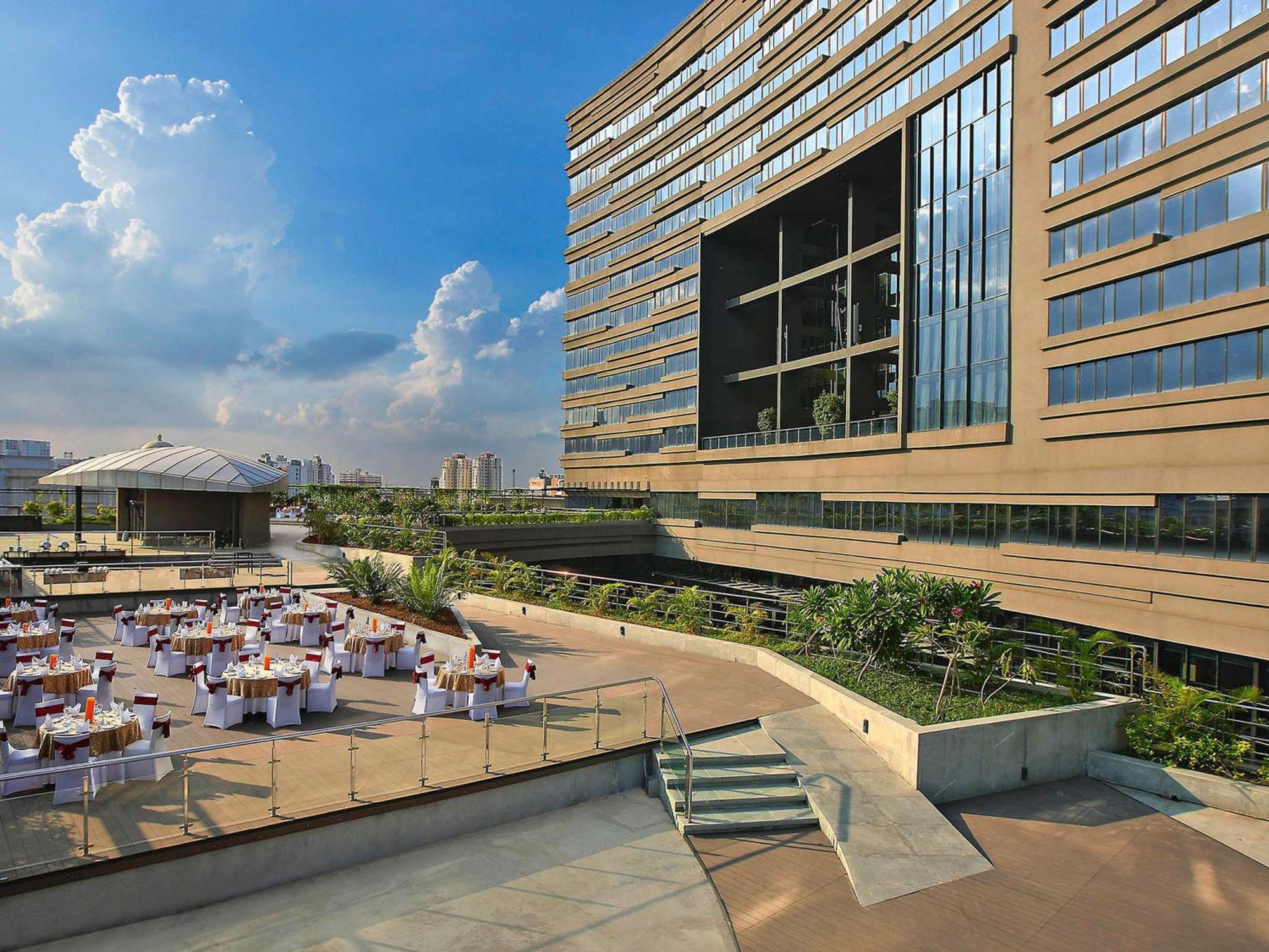 Novotel Kolkata Hotel And Residences Exterior foto The Ritz-Carlton, DIFC, Dubai