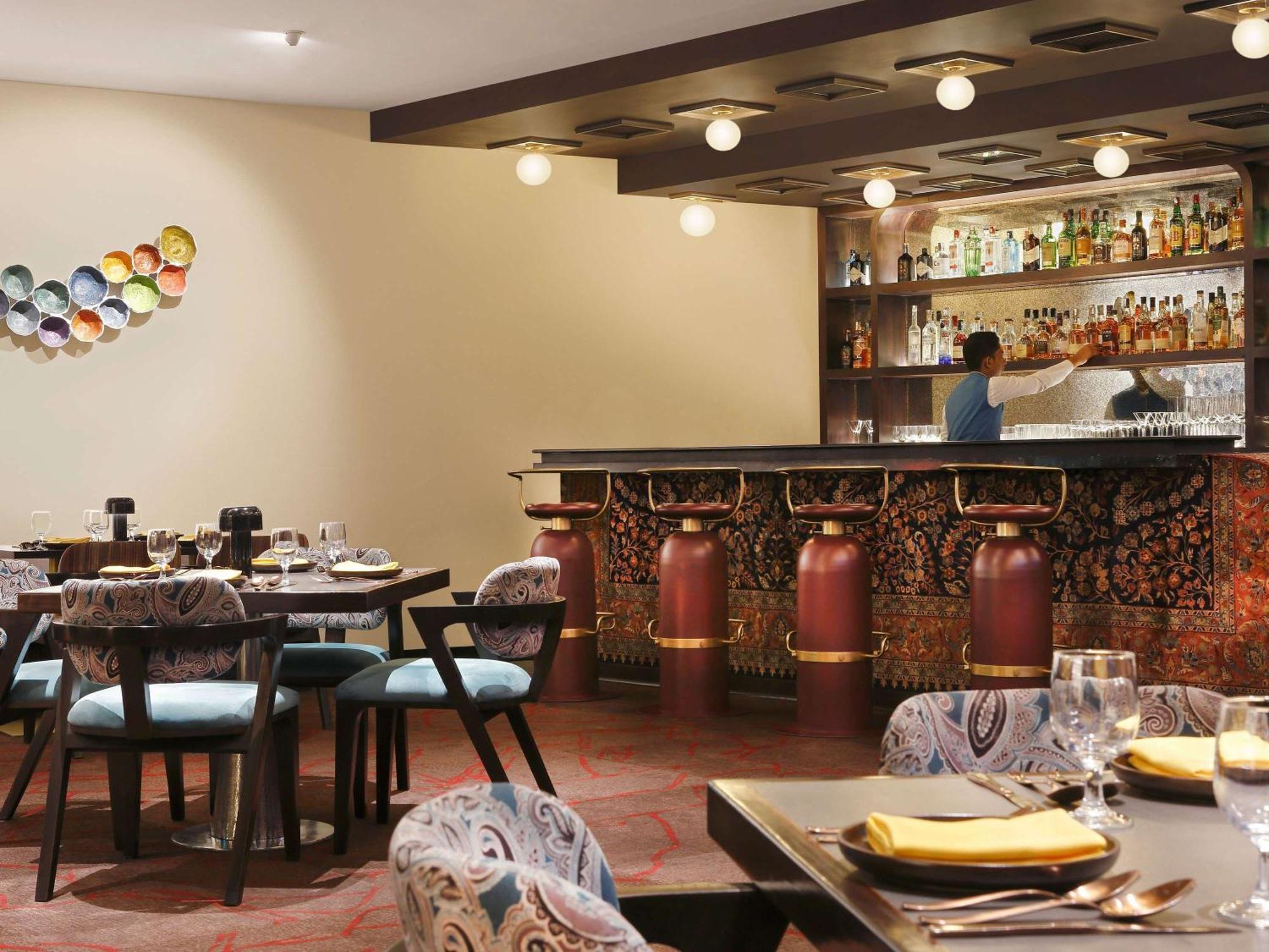Novotel Kolkata Hotel And Residences Exterior foto The bar at the restaurant