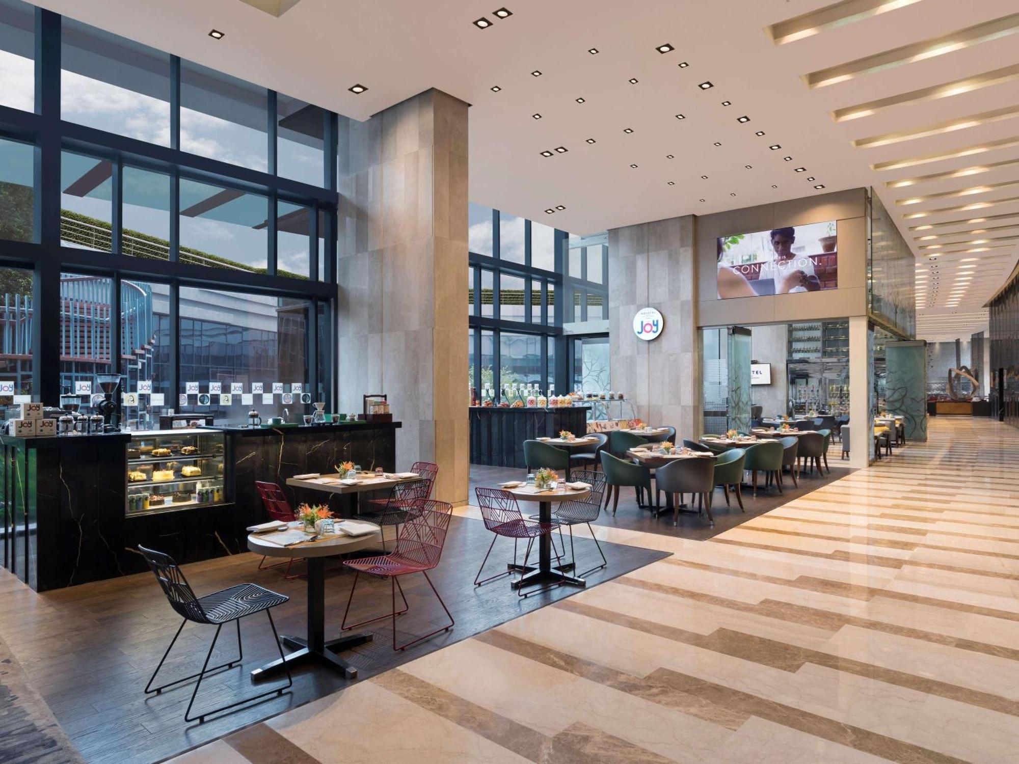 Novotel Kolkata Hotel And Residences Exterior foto The restaurant