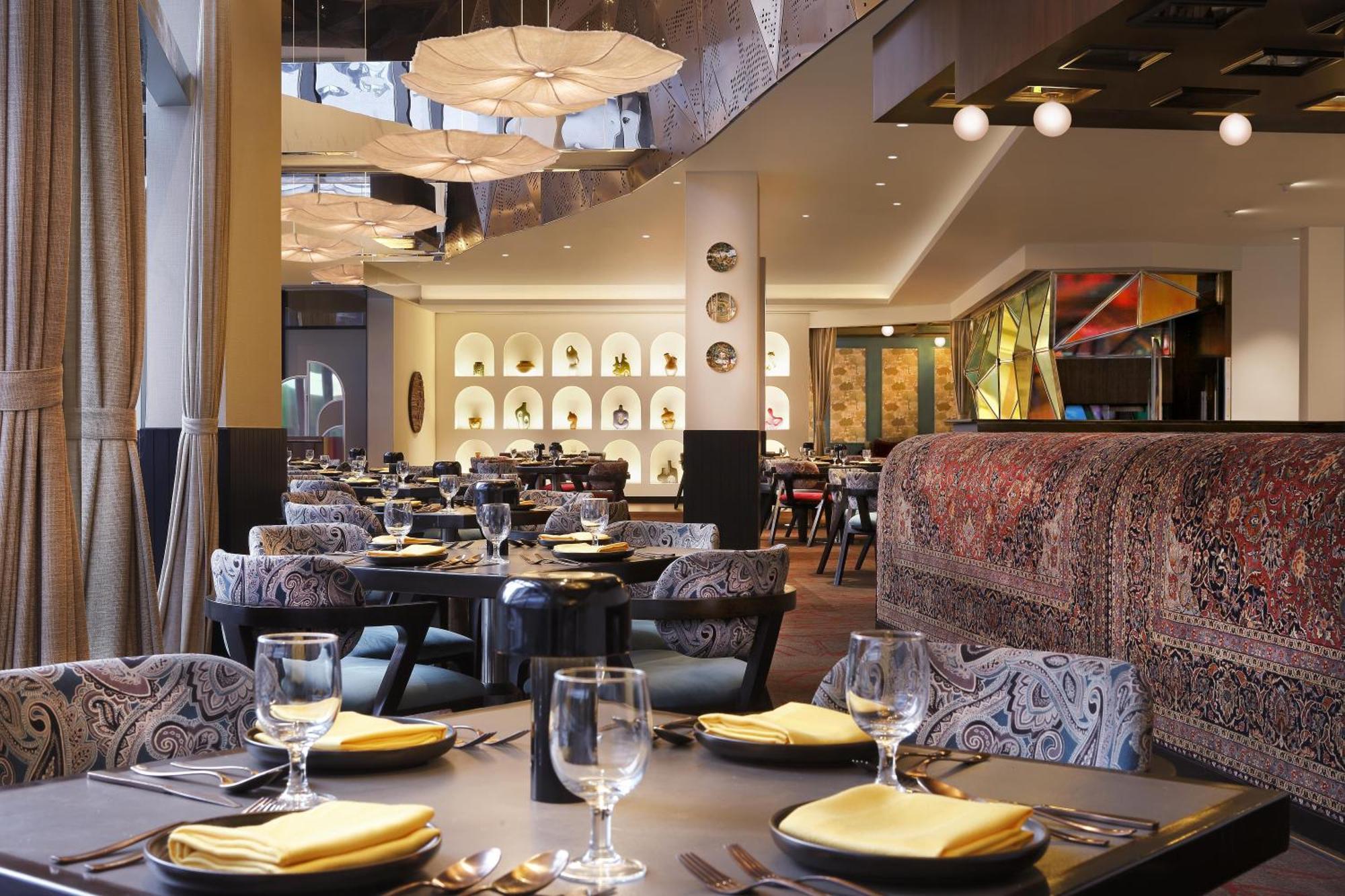 Novotel Kolkata Hotel And Residences Exterior foto The interior of the restaurant
