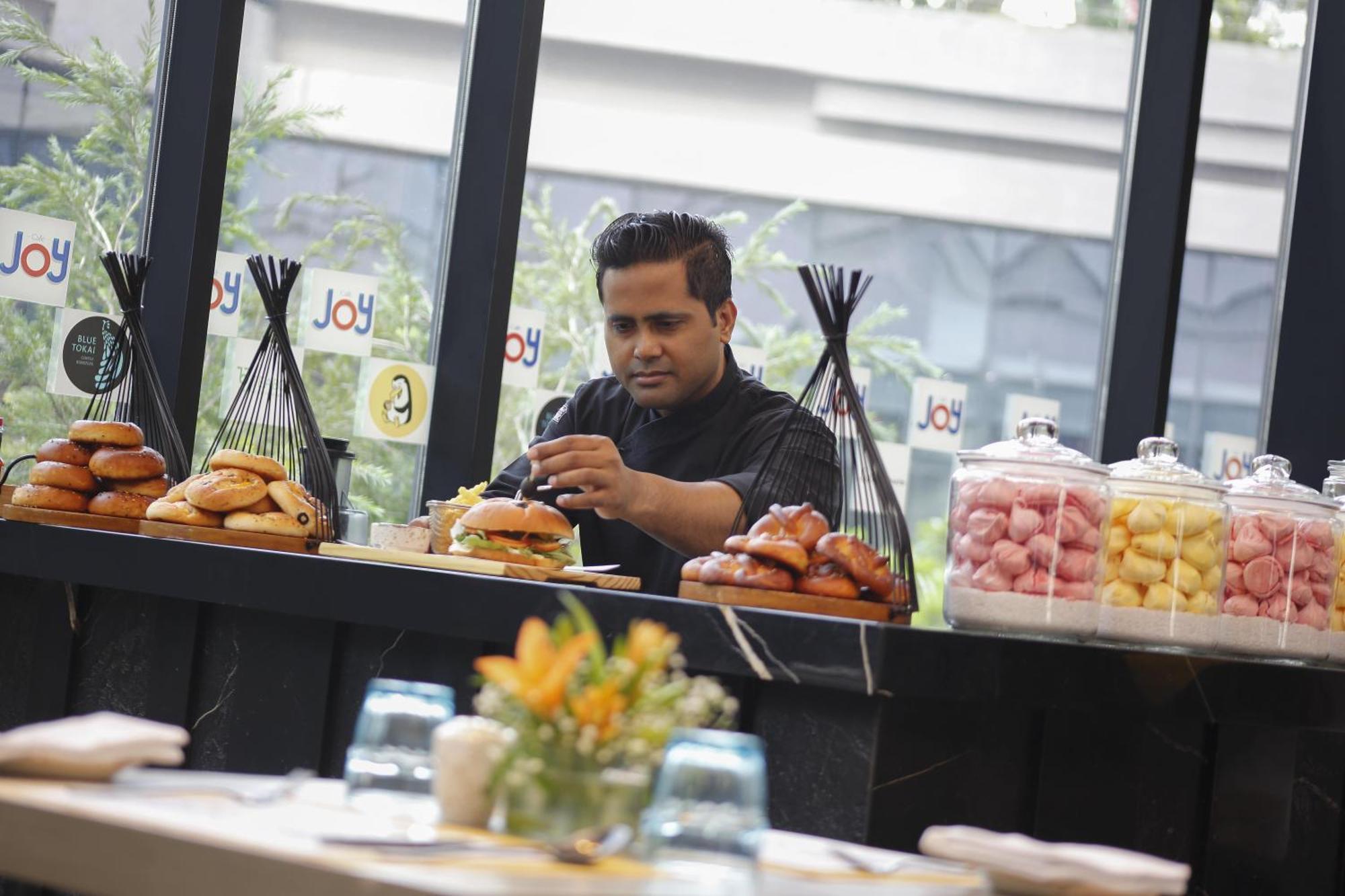 Novotel Kolkata Hotel And Residences Exterior foto A chef at work