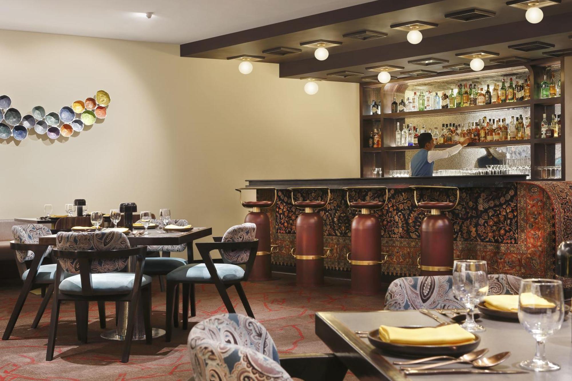 Novotel Kolkata Hotel And Residences Exterior foto The bar at the restaurant