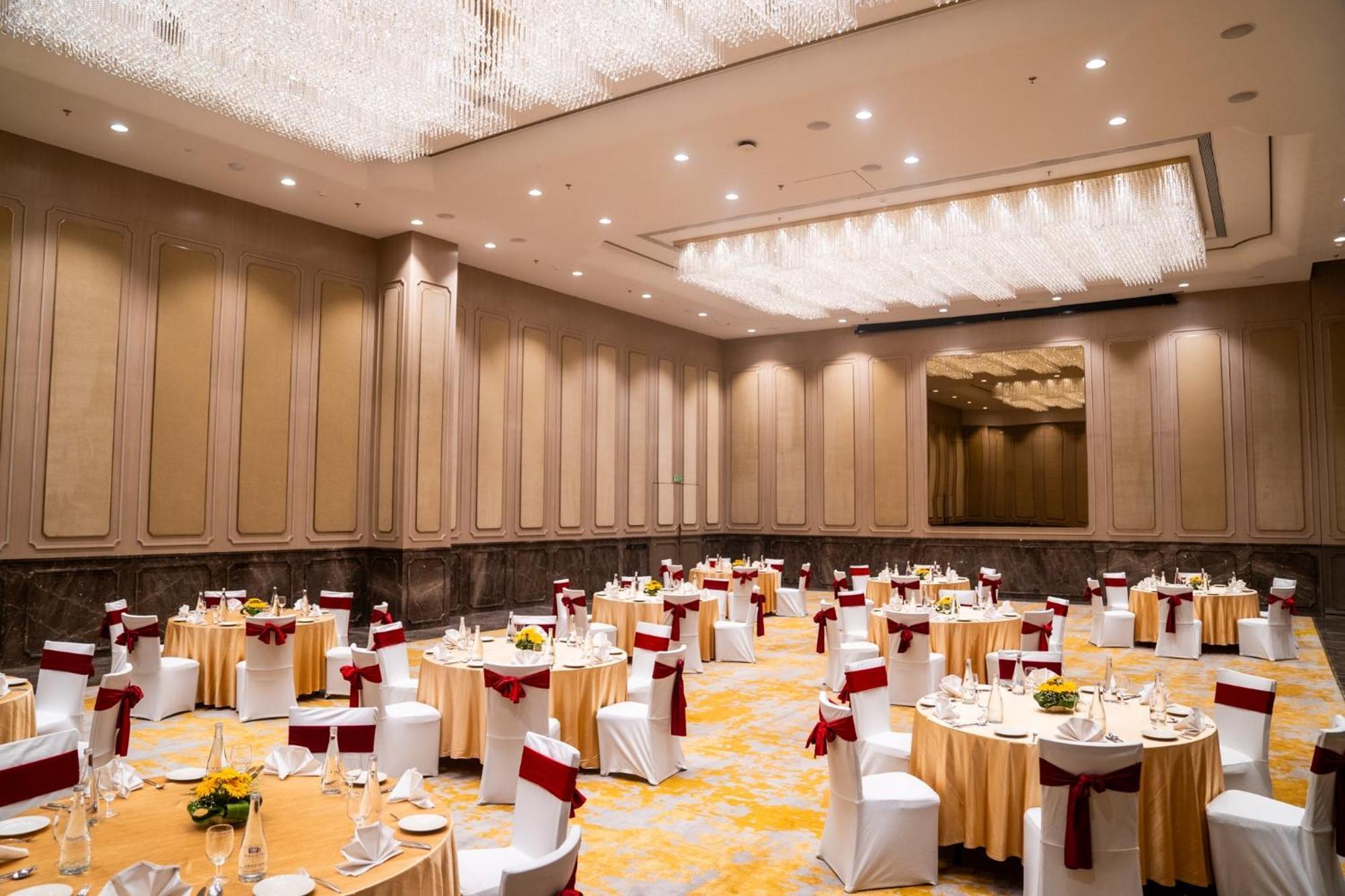 Novotel Kolkata Hotel And Residences Exterior foto The Grand Ballroom