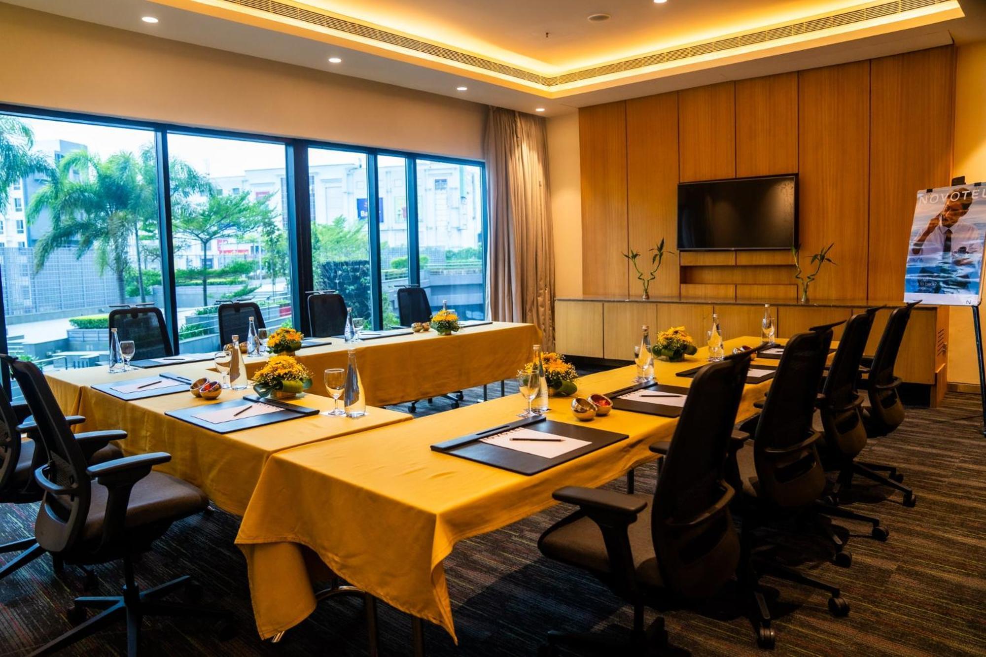 Novotel Kolkata Hotel And Residences Exterior foto Meeting room at the hotel