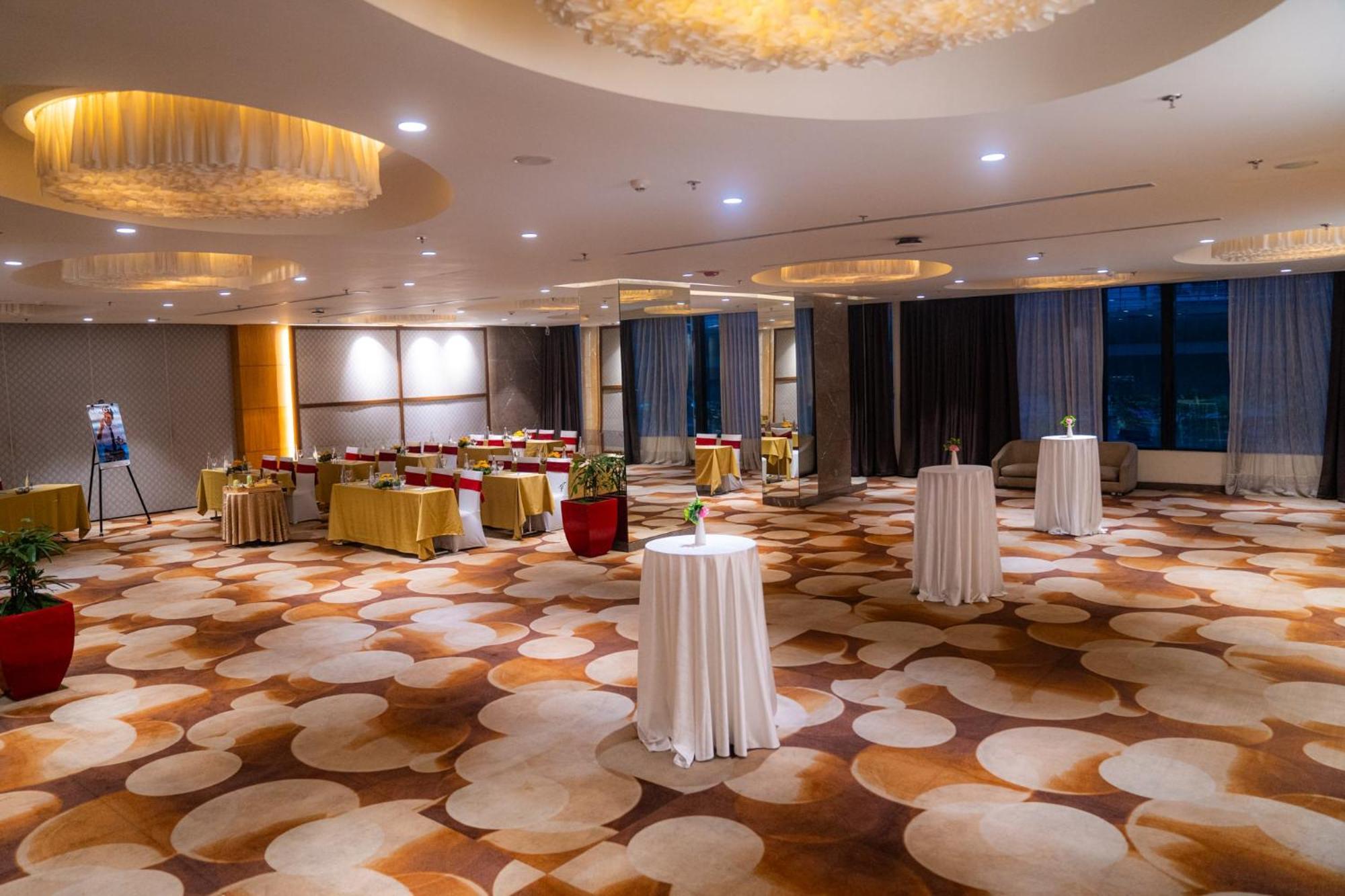 Novotel Kolkata Hotel And Residences Exterior foto The ballroom