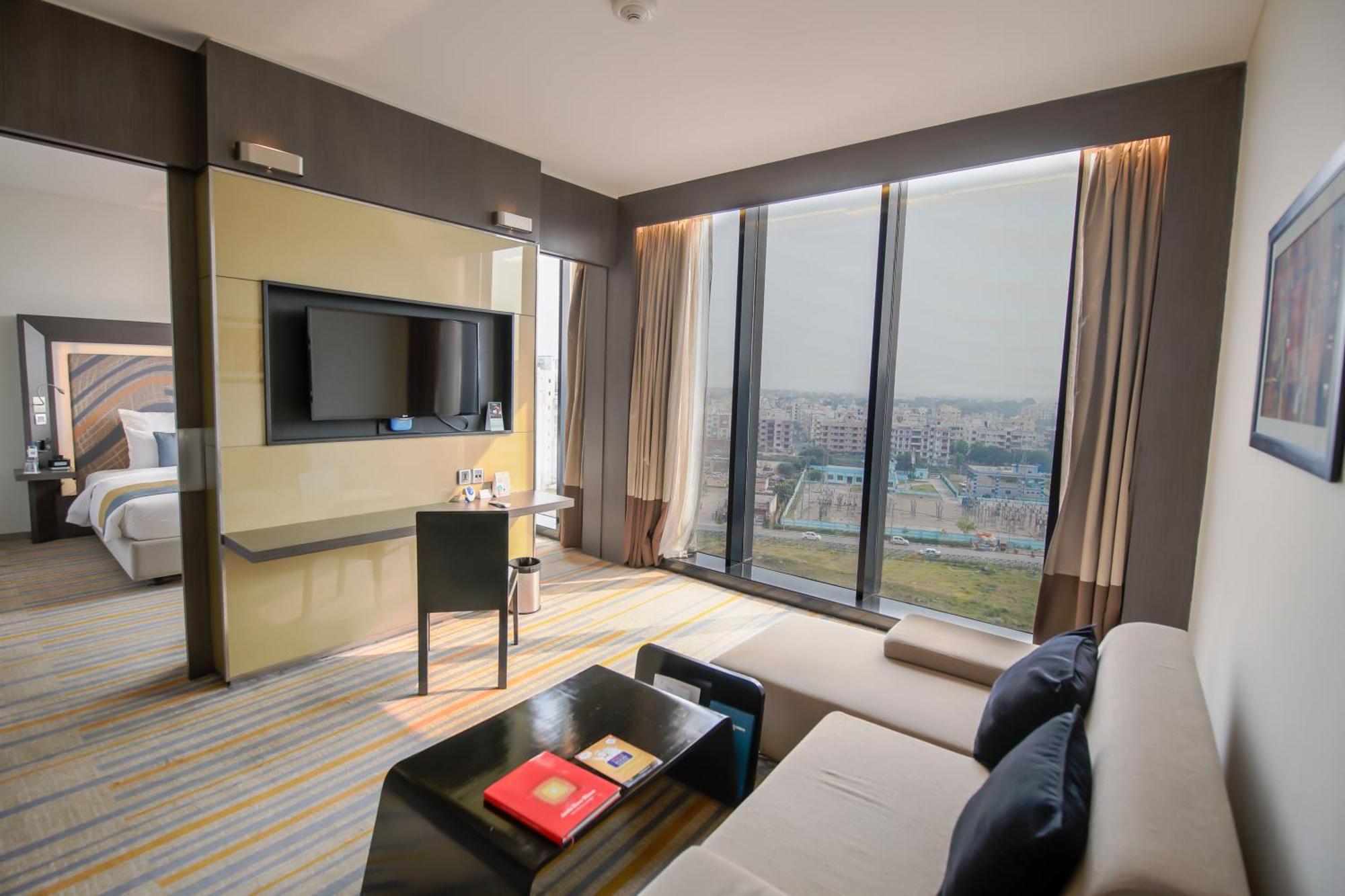 Novotel Kolkata Hotel And Residences Exterior foto